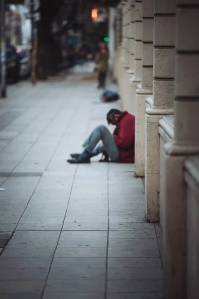 Widok Samotnego Człowieka Siedzącego Smutno Opierając Się Beżowych Kolumnach Betonowych — Zdjęcie stockowe