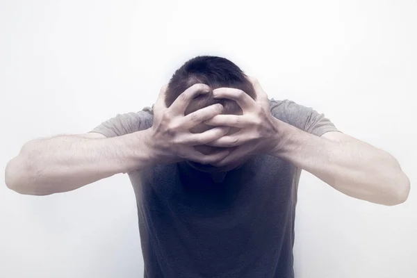 Ένα Απογοητευμένο Και Ανήσυχο Αρσενικό Αγγίζει Κεφάλι Του Λευκό Φόντο — Φωτογραφία Αρχείου