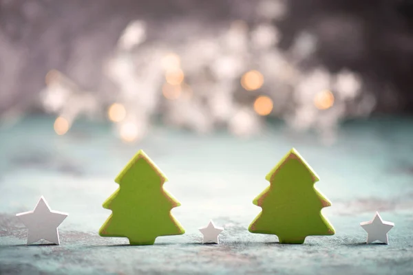 Ένα Κοντινό Πλάνο Των Χριστουγέννων Στολίδια Μικρά Πράσινα Δέντρα Και — Φωτογραφία Αρχείου