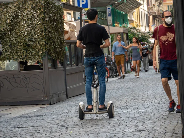 Milan Italie Août 2021 Personne Rider Scooter Électrique Dans Centre — Photo