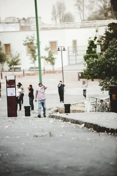 Zacatecas Mexico Ápr 2018 Néhány Helybéli Sétál Utcán Egy Szeles — Stock Fotó