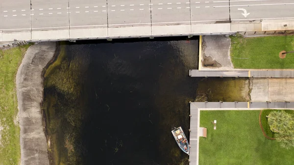 Een Antenne Uitzicht Een Boot Een Kanaal Florida — Stockfoto