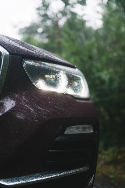 Primer Plano Una Lámpara Coche Negro Mojado Con Gotas Lluvia —  Fotos de Stock