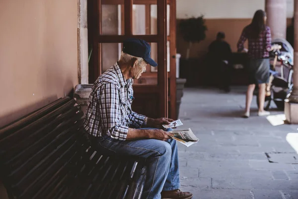 Zacatecas Mexico Apr 2018 Shallow Focus Senior Hispanic Man Reading — 스톡 사진