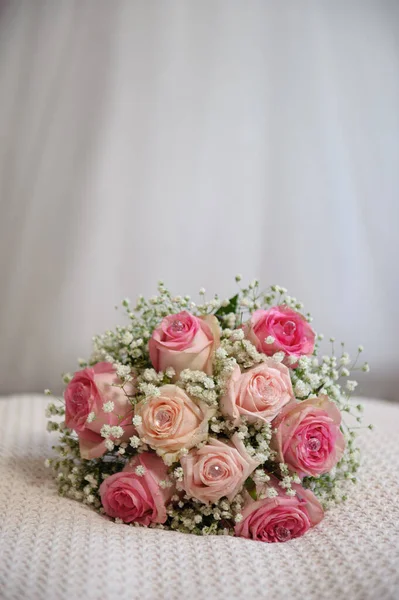Вертикальный Снимок Красивого Розового Букета Роз Мягкой Поверхности Ткани — стоковое фото