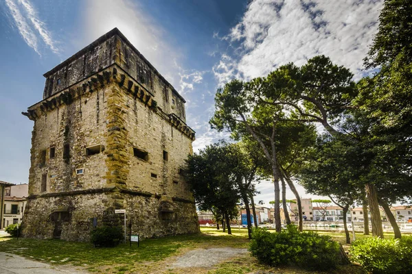 Вид Здание Torre Matilde Viareggio Италии Каменное Здание Голубым Облачным — стоковое фото