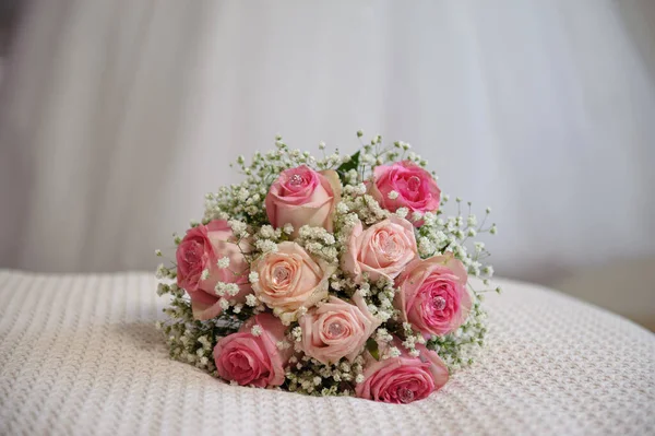 Primo Piano Bellissimo Bouquet Rose Rosa Una Superficie Tessuto Morbido — Foto Stock