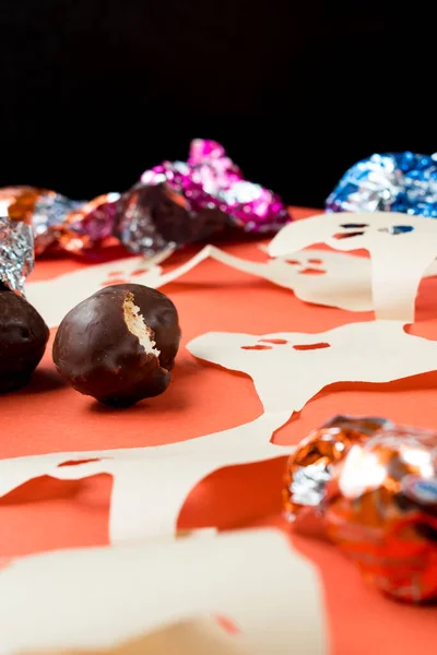 Primer Plano Vertical Caramelos Medio Comer Una Mesa Halloween — Foto de Stock