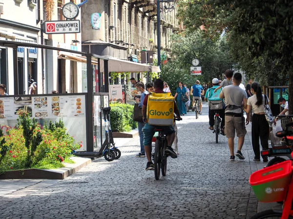 Milan Italien Aug 2021 Gata Med Mat Leverans App Cyklister — Stockfoto