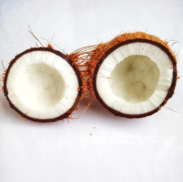 白い背景に隔離された開いたココナッツのクローズアップ — ストック写真