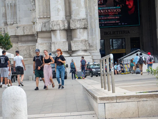 意大利 2021年8月8日 在意大利米兰的一个地标前 人们在街上散步的特写镜头 — 图库照片