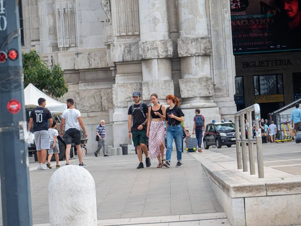 Milan Italy Aug 2021 Closeup Shot People Walking Front Landmark — Stock Photo, Image