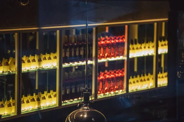 Pemandangan Botol Anggur Yang Disejajarkan Warna Sebuah Bar Yang Dirancang — Stok Foto
