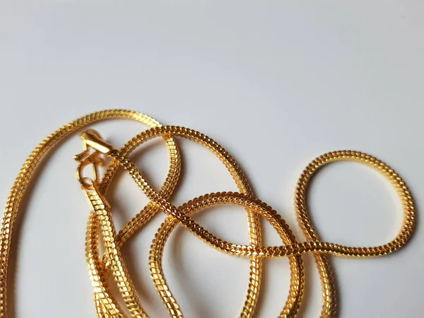 Detailní Záběr Krásné Indické Zlaté Řetězy Izolované Bílém Pozadí — Stock fotografie