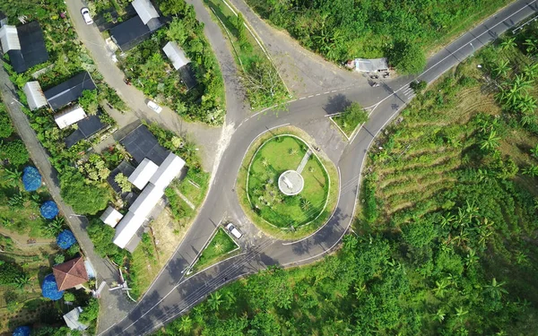 Vzdušný Výhled Okrouhlou Silnici Vesnici Obklopené Stromy Venkově — Stock fotografie