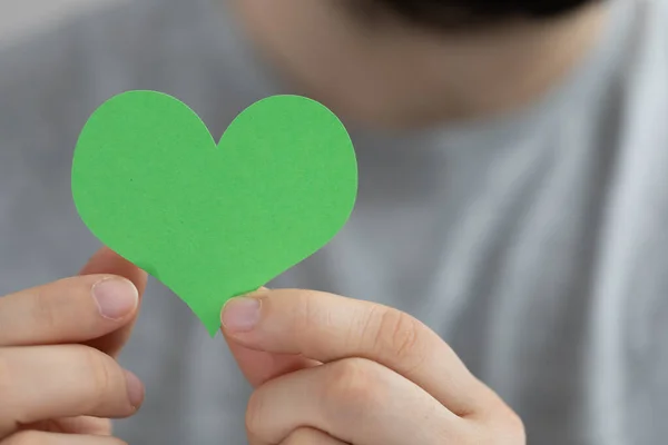 Μια Ρηχή Εστίαση Του Σχήματος Καρδιάς Πράσινο Χαρτί Cut Out — Φωτογραφία Αρχείου