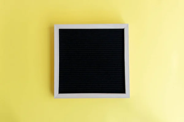 Eine Kleine Leere Schwarze Tafel Mit Kopierraum Auf Gelbem Hintergrund — Stockfoto