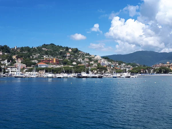 Eine Hochauflösende Aufnahme Einer Bucht Mit Kleinen Schiffen Blauem Wasser — Stockfoto