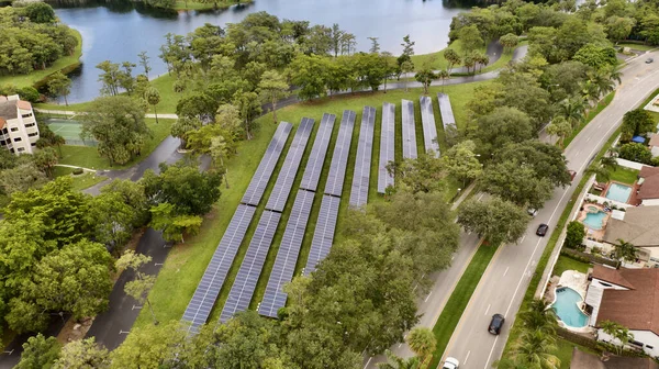 Letecký Snímek Solárních Panelů Rybníka Floridě — Stock fotografie