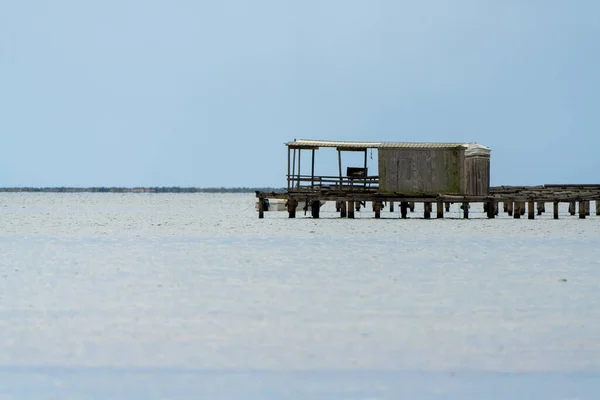 Vista Una Vecchia Costruzione Legno Nel Mare Con Cielo Blu — Foto Stock