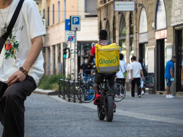 Milano Italia Ago 2021 Glovo Food Delivery Rider Lavoro Strade — Foto Stock