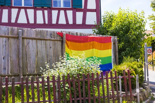 Una Gran Bandera Orgullo Gay Colgando Una Valla Madera — Foto de Stock