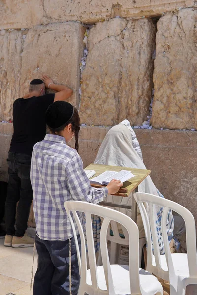 Снимок Людей Киппах Читающих Библию Молящихся Стены Плача — стоковое фото