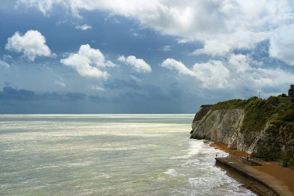 イギリスのダンプトン ギャップのムーディー スカイと海岸線 — ストック写真