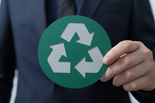 Una Persona Que Presenta Papel Reciclaje Verde — Foto de Stock