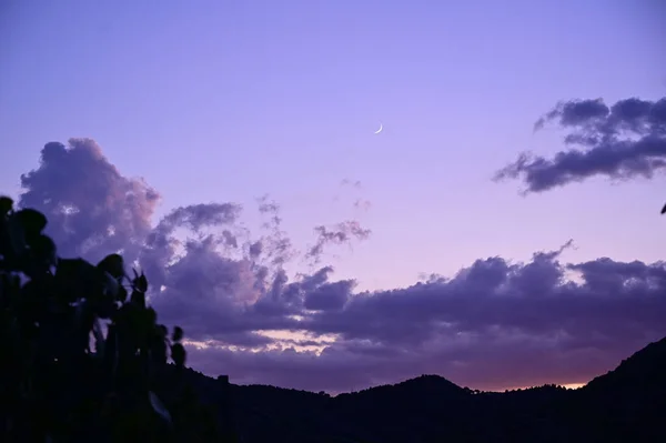 Detailní Záběr Neuvěřitelné Oblohy Při Západu Slunce Krásnými Purpurovými Mraky — Stock fotografie