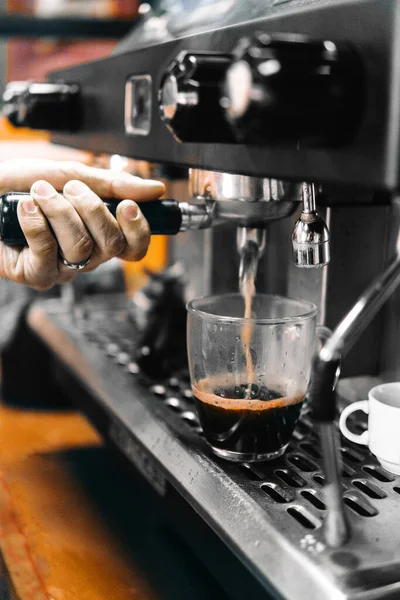 Primer Plano Una Mano Tirando Una Palanca Una Máquina Café — Foto de Stock