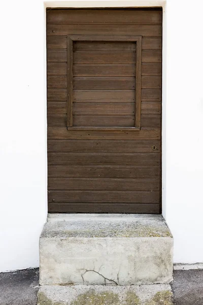 Exterior Casa Pueblo Blanco Con Una Puerta Madera Marrón Suiza — Foto de Stock