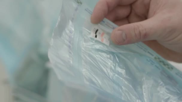 Images Rapprochées Une Infirmière Collectionnant Des Instruments Médicaux — Video