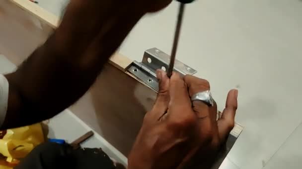 Руки Людини Ножем Склянкою Води — стокове відео