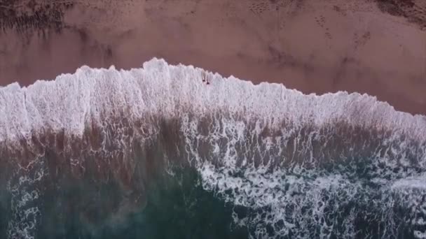Εναέρια Άποψη Της Αμμώδους Ακτής Και Κυματιστή Θάλασσα Την Ηλιόλουστη — Αρχείο Βίντεο