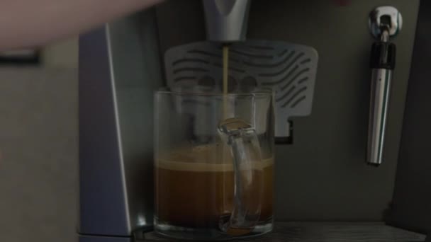Arka Planı Bulanık Olan Bir Bardak Kahve Makinesinin Yakın Plan — Stok video