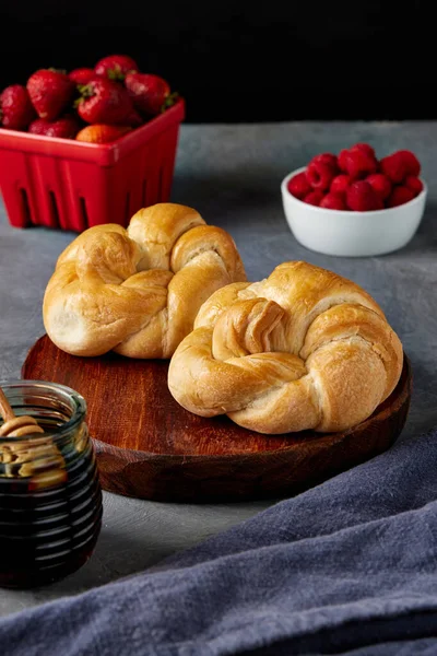 Vertical Shot Delicious Croissant Berries Cafe — Stock Photo, Image