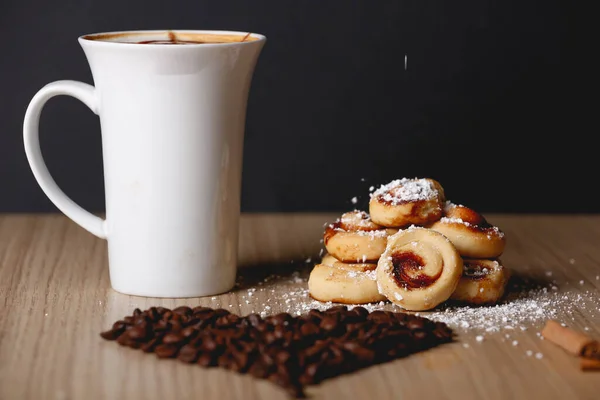 Eine Nahaufnahme Von Köstlichen Croissants Mit Einer Tasse Kaffee Einem — Stockfoto