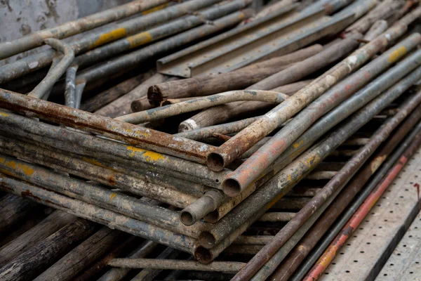 Den Stack Rostiga Rör Med Väggen Bakgrunden — Stockfoto