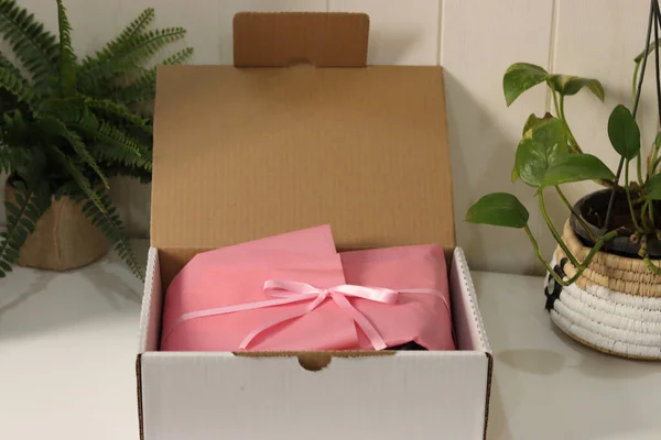 Closeup Shot Pink Present Wrapping Cardboard Box — Stock Photo, Image