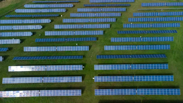 Eine Luftaufnahme Von Sonnenkollektoren Für Landwirtschaftliche Betriebe — Stockfoto