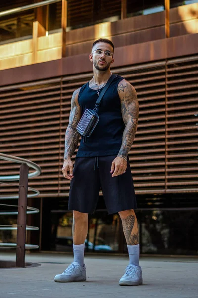 Tiro Vertical Homem Esportivo Caucasiano Com Tatuagens Rua — Fotografia de Stock