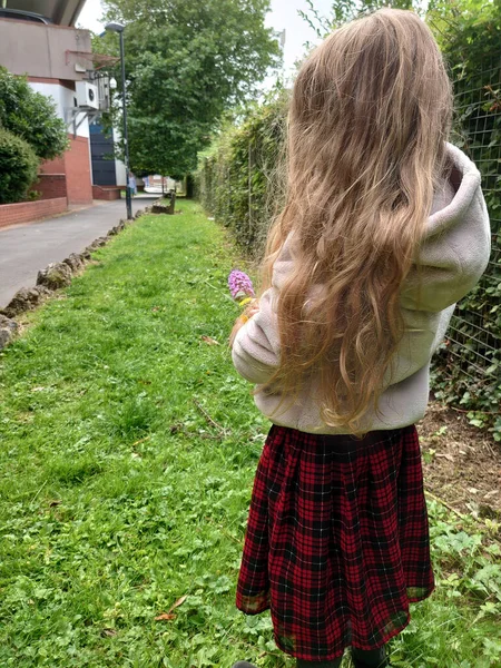 Colpo Posteriore Una Ragazza Carina Con Capelli Biondi Che Tengono — Foto Stock