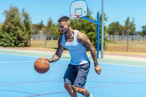 View Sporty Caucasian Male Tattoos Playing Basketball — Stock Photo, Image