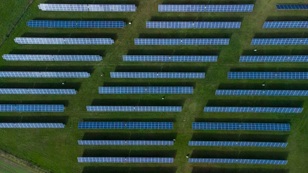 Eine Luftaufnahme Von Sonnenkollektoren Für Landwirtschaftliche Betriebe — Stockfoto