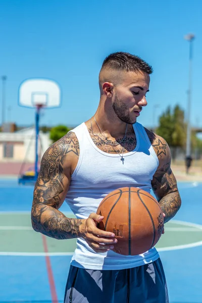 Egy Függőleges Lövés Egy Sportos Kaukázusi Férfi Tetoválásokkal Kosárlabdázó — Stock Fotó