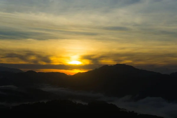 Ein Faszinierender Gelber Sonnenuntergang Über Den Nebligen Hügeln Mit Dichter — Stockfoto