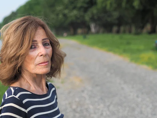 Una Bella Donna Anziana Che Guarda Macchina Fotografica All Aperto — Foto Stock