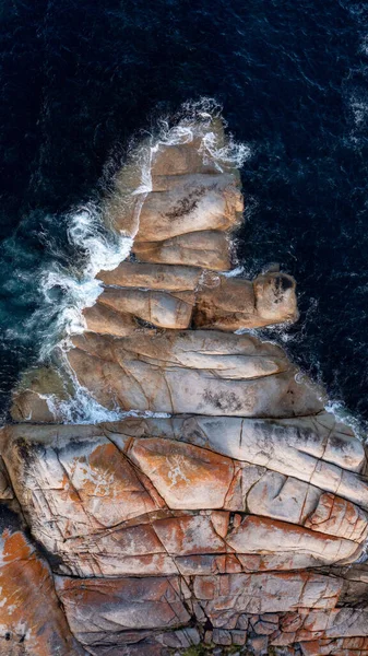 Een Verticaal Schot Van Stenige Formaties Oceaan Bicheno Tasmanië Australië — Stockfoto