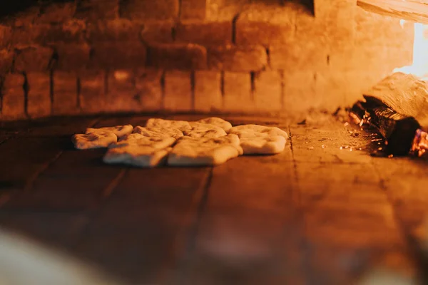 Съемка Крупным Планом Кусочков Хлеба Каменной Печи Большим Огнем — стоковое фото
